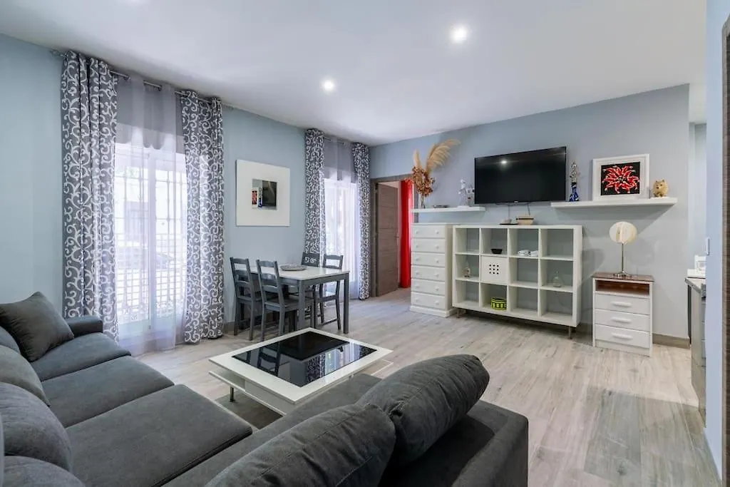 Deluxe Family Triana Apartment Seville