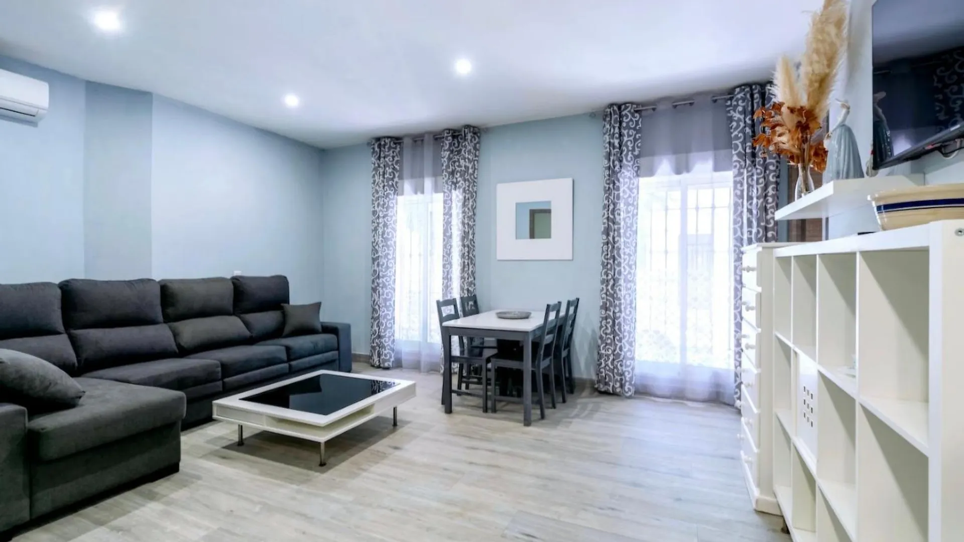 Deluxe Family Triana Apartment Seville